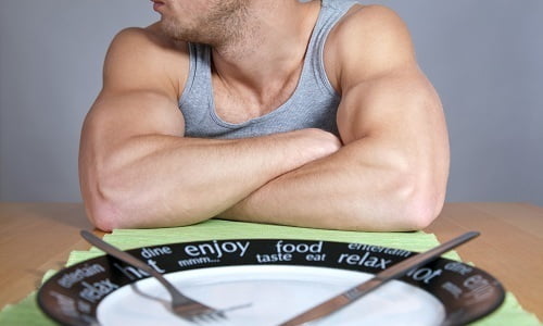 Первичный цистит у мужчин может вызвать голодание, приводящее к нехватке белков и витаминов А, С