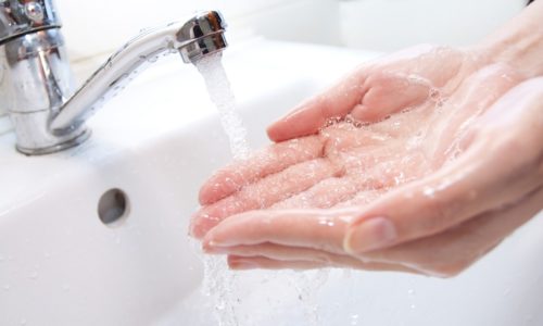 Перед тем как приступить к манипуляции, нужно тщательно вымыть руки с мылом