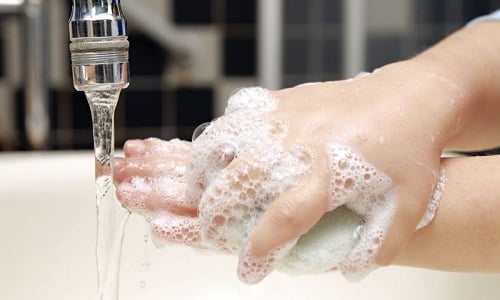 Перед тем как вводить суппозитории интравагинально, следует вымыть руки