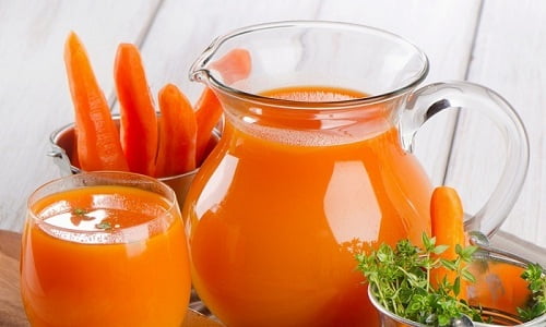 Морковь в наибольшей степени влияет на окраску мочи, потому что она содержит больше всего каротина