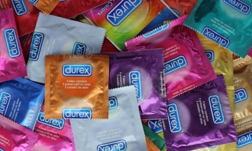 Снизить риск заражения циститом при половом контакте можно, используя презерватитвы