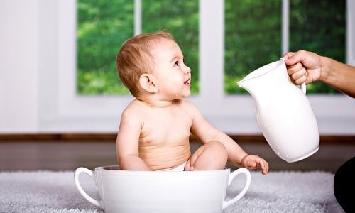 При цистите у детей врачи рекомендуют делать сидячие ванночки с отваром из ромашки