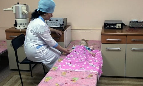 Лечение детей с помощью Витафона осуществляется в поликлинике в физиотерапевтическом кабинете