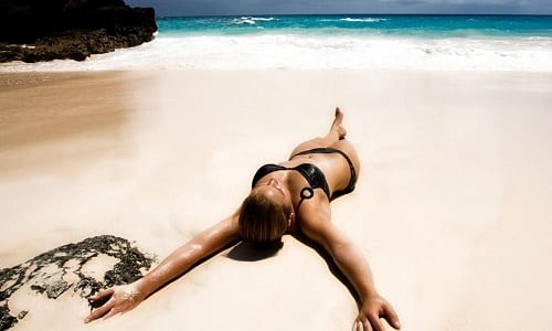 Летом, для прогревания, нужно почаще греться на пляже на горячем песке
