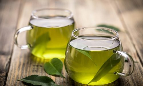Мнения специалистов о допустимости употребления зеленого чая расходятся