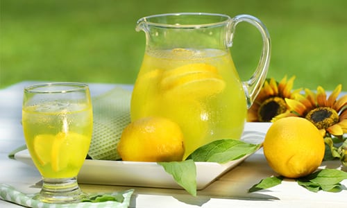 Запивается средство стаканом теплой воды с лимонным соком