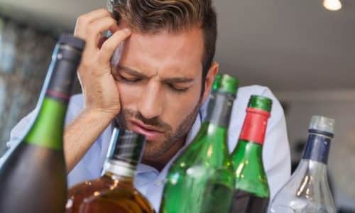 Одновременное применение таблеток с алкоголем усиливает побочные действия, негативно сказываясь на самочувствии больного