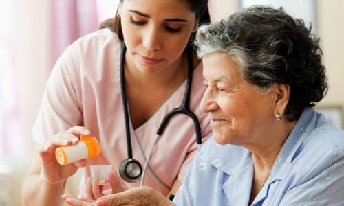 Назначение лекарства пожилым пациентам основывается на диагнозе или болезни в анамнезе