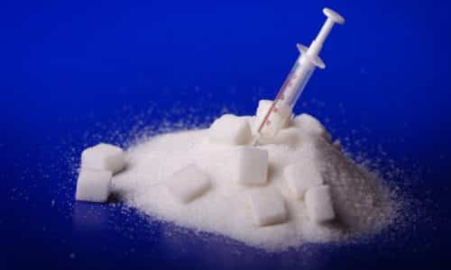 При сахарном диабете в крови отмечается резкая концентрация сахара, что приводит к развитию полинейропатии