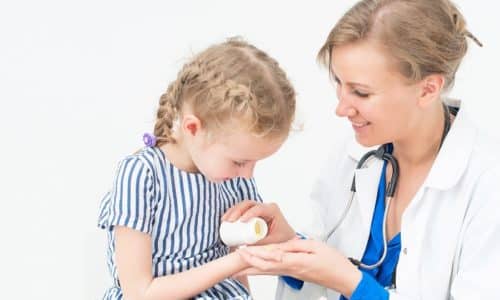 При остро возникшей необходимости врач должен оценить возможные риски для ребенка в случае отсутствия лечения и при использовании раствора