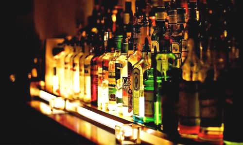 Во время лечения недопустимо употребление алкоголя, так как этиловый спирт ухудшает состояние сосудов