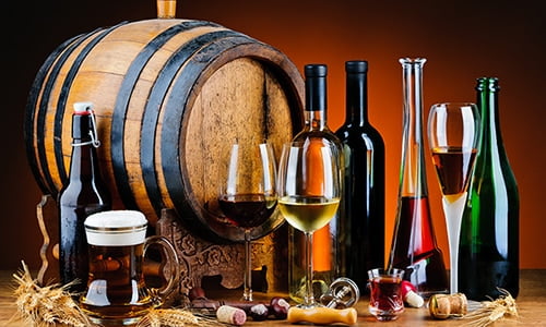 Алкогольные напитки повышают уровень сахара в крови, поэтому употребление спиртного во время лечения противопоказано