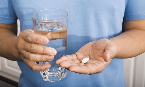 Таблетки нельзя разжевывать, а рекомендуется проглатывать, запивая водой