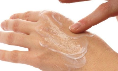 Наносить мазь на поверхность кожи пораженной области необходимо 2-3 раза в сутки