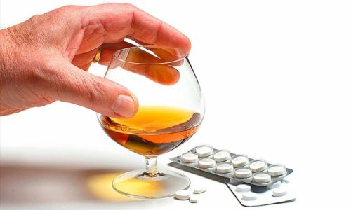 Одновременный прием лекарства с алкоголем повышает риск нарушения функции печени и почек