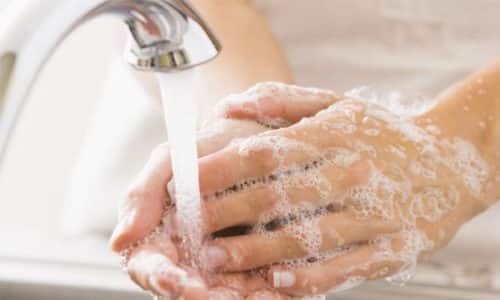 Перед применением препарата нужно тщательно вымыть руки, чтобы грязь не попала на флакон