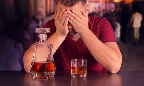 Одновременный прием спиртсодержащих продуктов увеличивает токсическое воздействие на органы в несколько раз