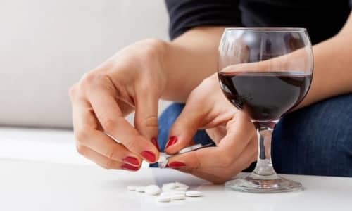Нельзя совмещать прием таблеток с алкоголем, т.к. терапевтический эффект понижается