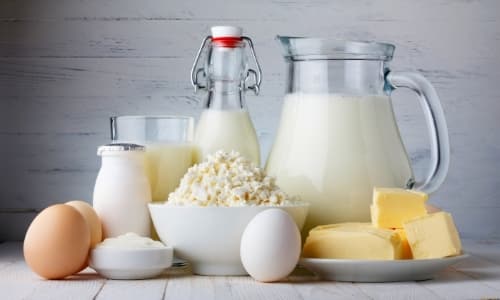 В таблицу разрешенных продуктов занесены яйца, нежирная сметана и обезжиренный йогурт