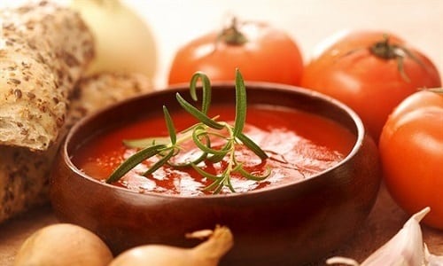 Холодный испанский суп гаспачо станет хорошей заменой окрошки в знойные дни