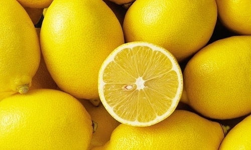 Гликемический индекс лимона - 25 единиц. Фрукт не принесет вреда, если употреблять его в небольших количествах